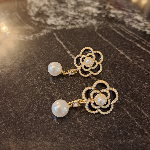 Black flower with pearl like dangling earrings - Picture 3 of 6